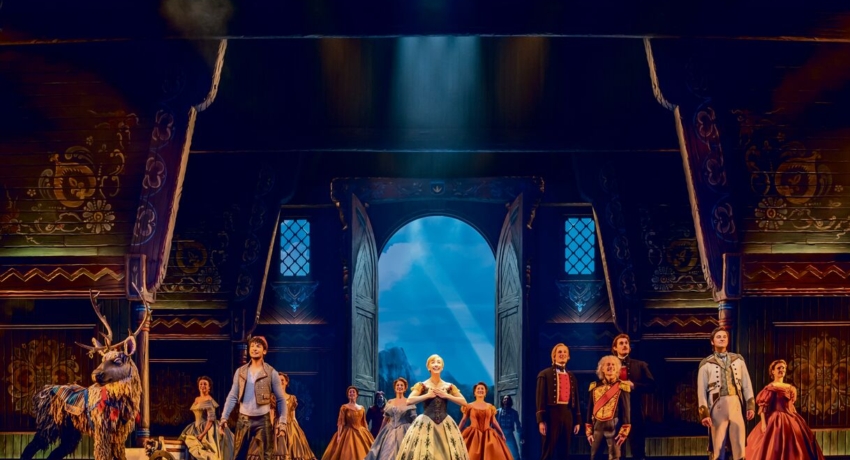 GEFEISK 3_Cast_ZumErstenMal_C_JohanPersson_StageEntertainment - Die Eiskönigin in Stuttgart